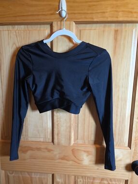 Black Long-Sleeve Women's Swim Crop Top